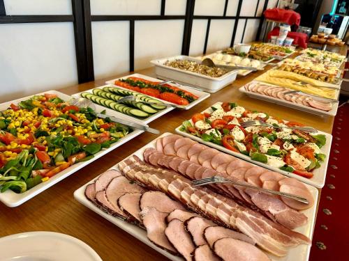 een tafel met veel verschillende soorten voedsel bij Bacówka w Karkonoszach - Domek na wyłączność w Karpaczu blisko wyciągu i szlaków in Karpacz