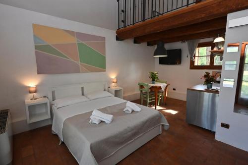 a bedroom with a bed with towels on it at Villa al Furlo con Idromassaggio in Pagino