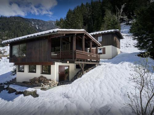 une maison dans la neige avec de la neige autour de celle-ci dans l'établissement Chalet Jorat - OVO Network, aux Contamines-Montjoie