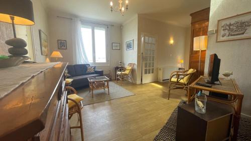 un salon avec un canapé et une table dans l'établissement Ker Terny - vue mer - port à pieds, à Camaret-sur-Mer