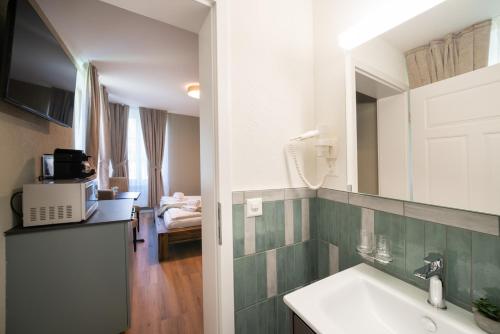 Μια τηλεόραση ή/και κέντρο ψυχαγωγίας στο BetweenLakes Studio 1st floor east