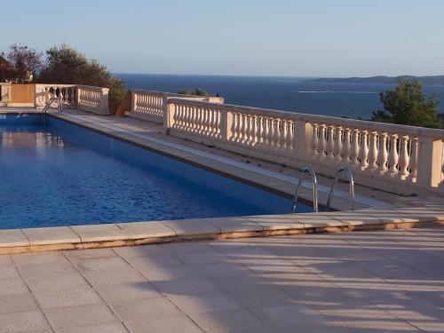 une piscine sur le côté d'un immeuble dans l'établissement Appartement vacances LES ISSAMBRES La corniche, aux Issambres