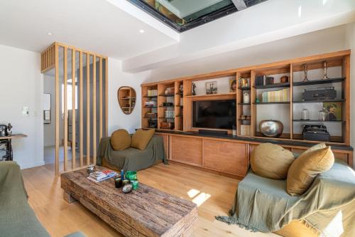 un salon avec un canapé et une table dans l'établissement Spacious house with garden, à Toulouse