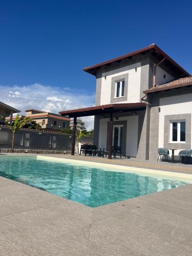 Bazén v ubytování New House nebo v jeho okolí
