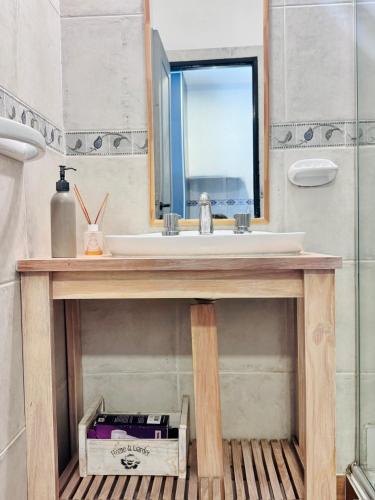 a bathroom with a sink and a mirror at Departamento Peatonal I in Concordia