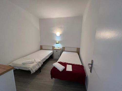 Postel nebo postele na pokoji v ubytování Bonito Apartamento en el centro de Rosas AV-77