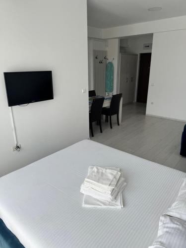 Televisyen dan/atau pusat hiburan di VIRGO SEA VIEW Apartaments Summerland