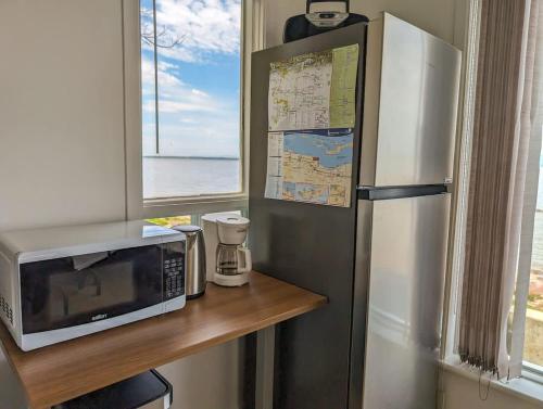 Η κουζίνα ή μικρή κουζίνα στο Chalet #11 Waterfront with Spa Fireplace Wifi & AC