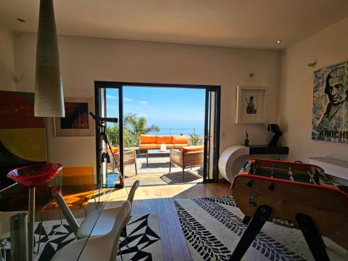 un salon avec vue sur l'océan dans l'établissement Villa Prestige Erbalunga - Casa di a Scala, à Brando