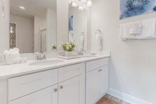 A bathroom at Wave of Gold , brand new beautiful townhome 3bed room 3 bathroom