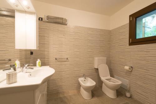 La salle de bains est pourvue d'un lavabo et de toilettes. dans l'établissement Tra Lago e Montagna Baita la Morena, à Nesso