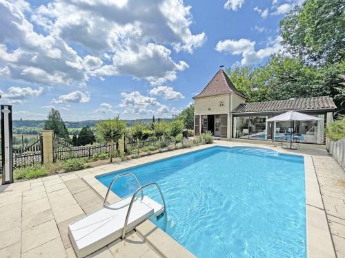 - une piscine avec un banc et une maison dans l'établissement Charmant pigeonnier avec piscine privée à Trémolat pour 2 personnes - FR-1-824-5, à Trémolat