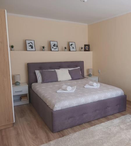 a bedroom with a bed with two towels on it at Casa O&A in Cristian