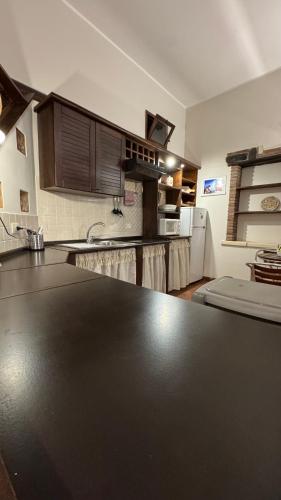 a kitchen with a black counter top in a room at La Casa della Guida in Nicolosi