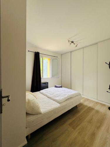 une chambre avec un lit dans une pièce avec une fenêtre dans l'établissement Maison-Calme & Nature-Proche Sarlat, à Vézac