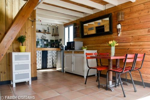 eine Küche mit einem Tisch und Stühlen im Zimmer in der Unterkunft La Petite Maison De Papaye in Le Palais