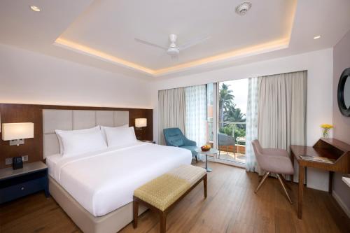 Postel nebo postele na pokoji v ubytování Golden Tulip Vagator Goa