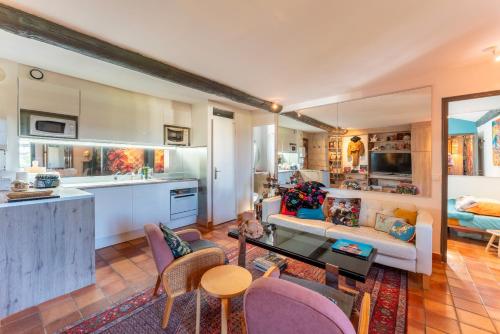 un salon avec un canapé et une table dans l'établissement En plein centre d'Avignon, à Avignon