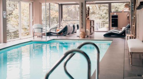 Bazén v ubytování Gîte "C'est mon Daim" - 4 personnes - jacuzzi et sauna nebo v jeho okolí