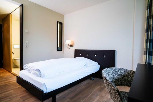 Uma cama ou camas num quarto em Hotel Seepark Thun