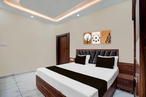 Ένα ή περισσότερα κρεβάτια σε δωμάτιο στο Hotel O Shri Balaji Hotal And Restaurant Branch - 2