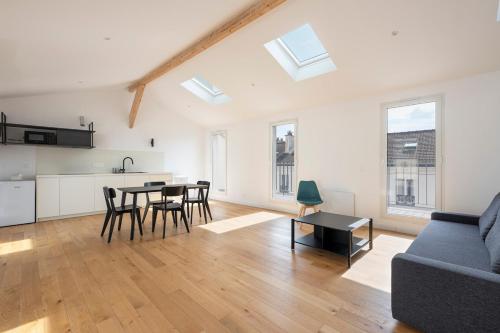 un salon avec un canapé et une table dans l'établissement Paris Studio with view of Montmartre, à Paris