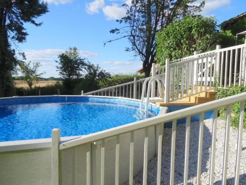 une piscine entourée d'une clôture blanche. dans l'établissement 4 Bed-Sleeps 8-Aircon-Garden-Pool-Parking, à Nanteuil-en-Vallée