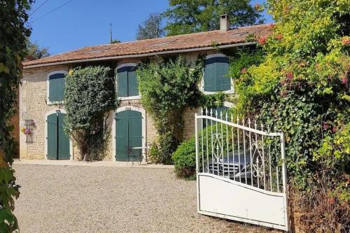 4 Bed-Sleeps 8-Aircon-Garden-Pool-Parking