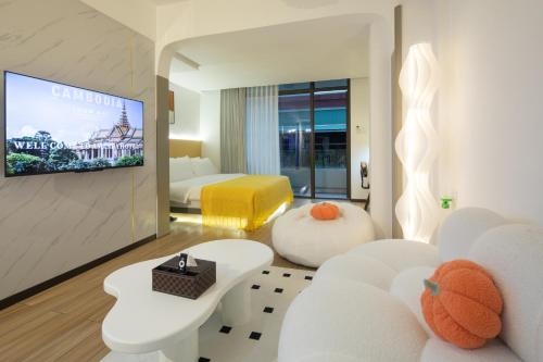 a living room with a couch and a tv at Amanda Hotel堆谷里酒店 in Phnom Penh