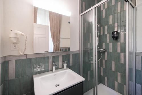 Ένα μπάνιο στο BetweenLakes Studio grd floor east