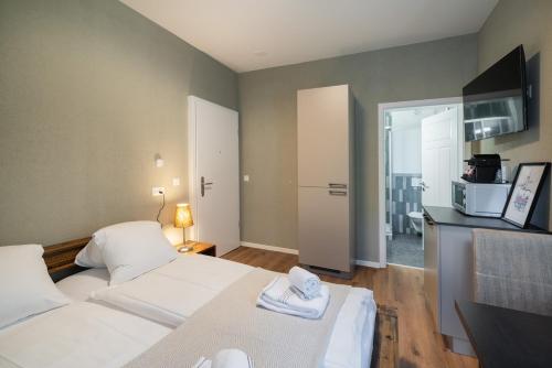 Ένα ή περισσότερα κρεβάτια σε δωμάτιο στο BetweenLakes Studio grd floor east