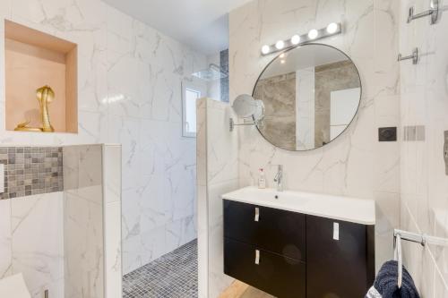 une salle de bain avec un lavabo et un miroir dans l'établissement Villa à louer, 6 pièces - Saint-Raphaël 83700, à Saint-Raphaël