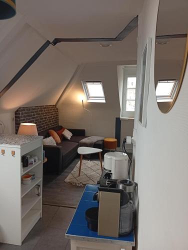 un salon avec un canapé et une table dans l'établissement La Cabane du Pêcheur, à Dieppe