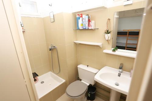 une petite salle de bain avec toilettes et lavabo dans l'établissement St Cyprien moderne et confortable proche du port, à Saint-Cyprien