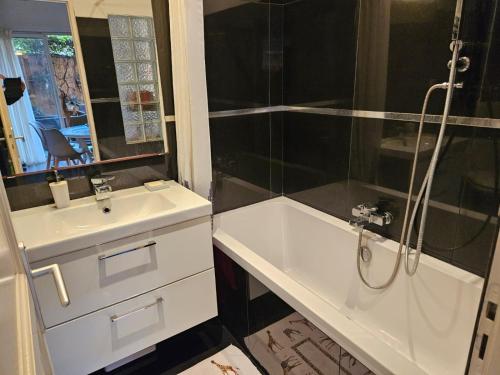 une salle de bain blanche avec un lavabo et une douche dans l'établissement A 1 min de la plage! Bel appartement T4 avec petit jardin, à Fréjus