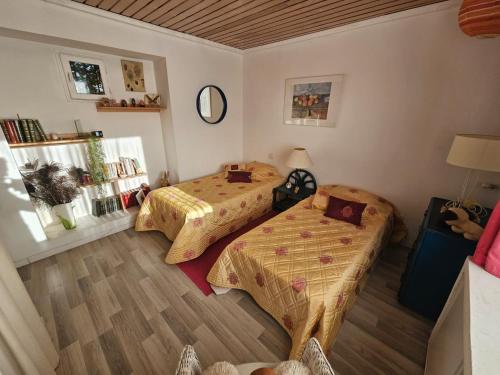 une petite chambre avec deux lits et une fenêtre dans l'établissement A 1 min de la plage! Bel appartement T4 avec petit jardin, à Fréjus