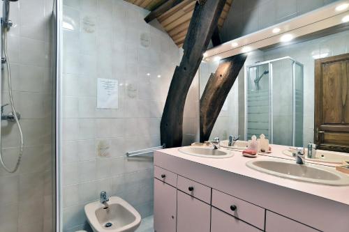 une salle de bain avec deux lavabos et une douche dans l'établissement Gîte Les Croix Gibouins, à Saint-Méloir-des-Ondes