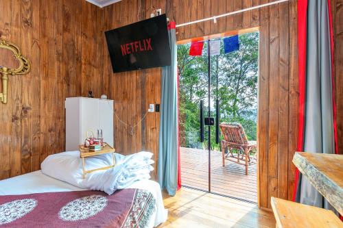 Postel nebo postele na pokoji v ubytování Chalé com Hidromassagem Próximo ao Templo Budista