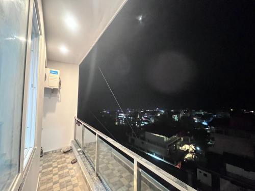 Un balcón con vista a una ciudad de noche. en HR stays, en Rishīkesh