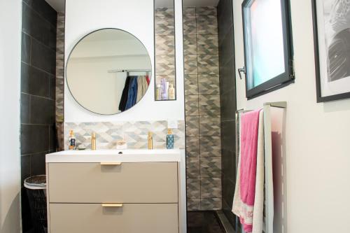 une salle de bain avec un lavabo et un miroir dans l'établissement Maison Route de l'Océan, à Sainte-Hélène