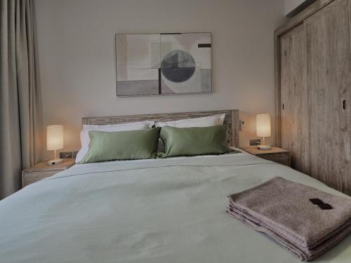 Sky escapade two rooms apartmentにあるベッド