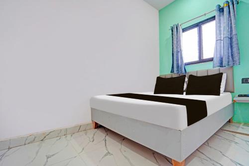 a bedroom with a bed in a room at Hotel O Galaxy Stay in Chandrapur