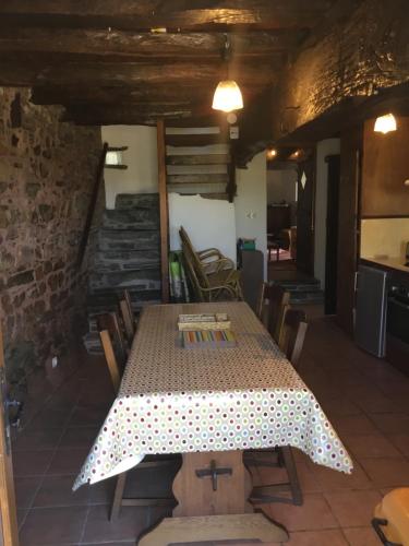 une salle à manger avec une table et une cuisine dans l'établissement Grange Cottage, à Saint-Dolay