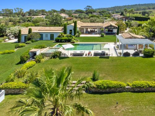 - une vue aérienne sur une maison avec une grande cour dans l'établissement Villa Tournels Luxury, à Ramatuelle