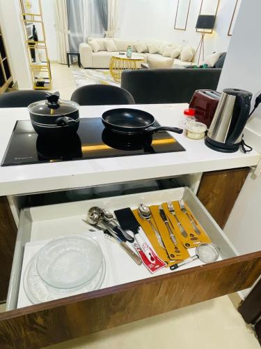 Nhà bếp/bếp nhỏ tại Gold Crest Prestige Premium Duplex Modern Serviced Apartments DHA 4 Lahore - LMY Residency