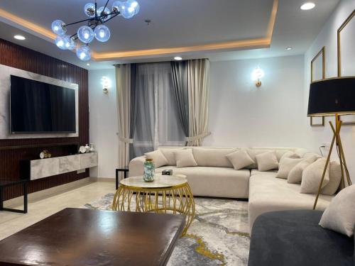 Area soggiorno di Gold Crest Prestige Premium Duplex Modern Serviced Apartments DHA 4 Lahore - LMY Residency