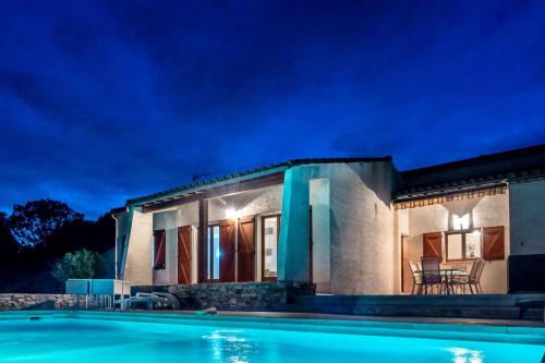 une villa avec une piscine la nuit dans l'établissement villa queen-south IT, à Ventenac-Cabardès
