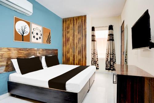 sypialnia z łóżkiem i biurkiem w obiekcie Hotel O Arpit Residency w mieście Gurgaon