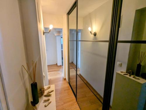 - un couloir avec une douche en verre dans la chambre dans l'établissement Spacieux appartement balcon, à Paris