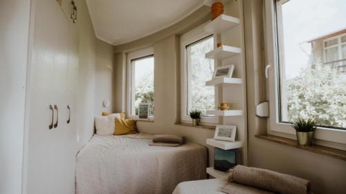 a small bedroom with a bed and a window at TóPartiHáz in Balatonszárszó